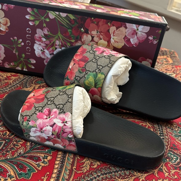 Gucci Shoes - Gucci GG Blooms Supreme Floral Slide Sandals SZ 7/8 (32)